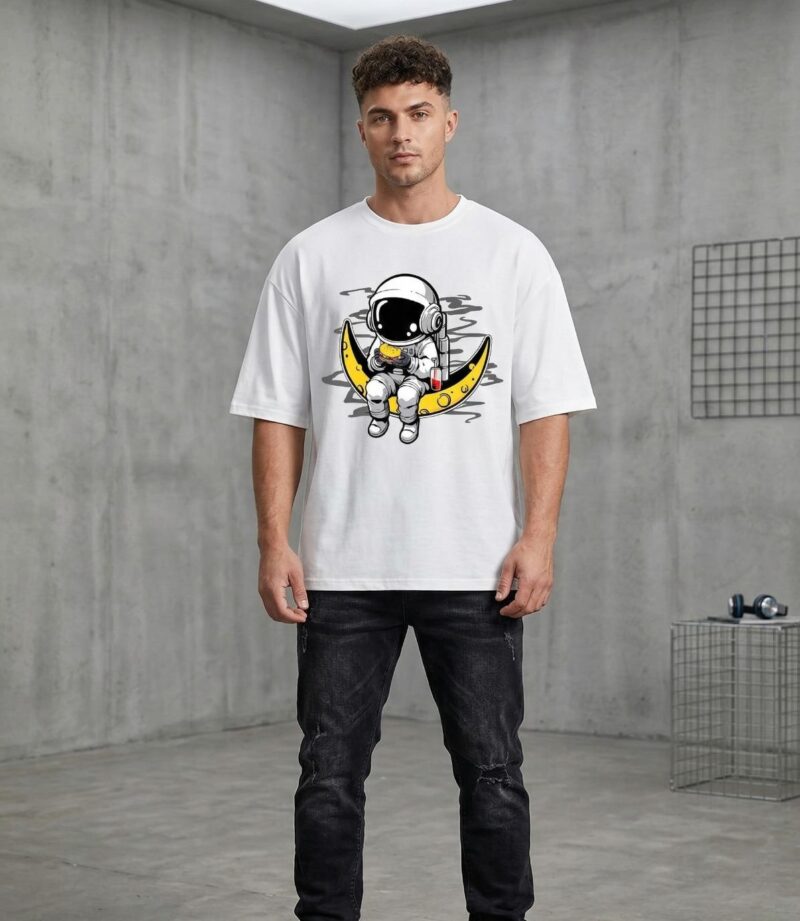 SNACKING ASTRONAUT T-SHIRT