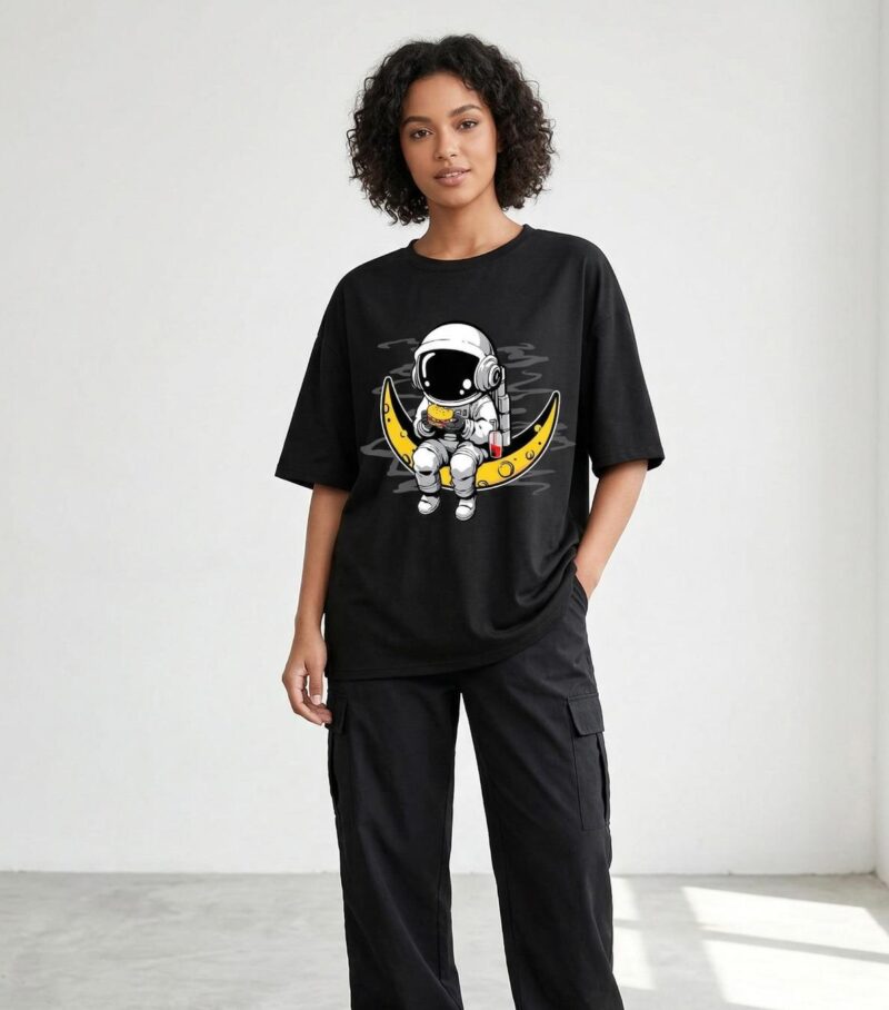 SNACKING ASTRONAUT T-SHIRT